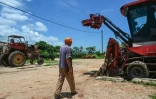 Un ouvrier une pause pendant une coupure d'électricité à la coopérative agricole Rigoberto Corcho, dans la province d'Artemisa, le 27 juin 2024 à Cuba