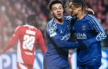 Les Parisiens Désiré Doué (à gauche) et Bradley Barcola lors de la victoire du Paris SG contre Brest 3-0 en barrage aller d'accession aux huitièmes de finale de la Ligue des champions le 11 février 2025 à Guingamp