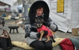 Une Ukrainienne et son chien, après le passage de la frontière avec la Pologne, à Medyka, le 16 mars 2022