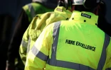 Des ouvriers rassemblés sur le site industriel du groupe Fibre Excellence à Tarascon, le 14 avril 2026 dans les Bouches-du-Rôhne alors que deux sites du groupe sont menacés de fermeture