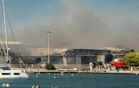De la fumée d'incendie s'élève au dessus d'une entreprise de catamarans à Canet-en-Roussillon (sud) le 2 juillet 2026