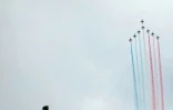 Les avions de la Patrouille de France survolent la Statue de la Liberté, pour la première grande tournée américaine de la célèbre formation depuis 31 ans, le 25 mars 2017 à New York
