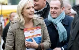 Marine Le Pen et Steeve Briois en campagne le 14 octobre 2015 sur un marché à Lievin