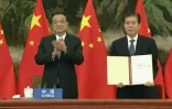 Image vidéo du Premier ministre chinois Li Keqiang (g) et du ministre chinois du Commerce Zhong Shan (d) montrant l'accord signé entre les 15 pays de l'Asean, réunis en visioconférence le 15 novembre 2020 à Hanoï