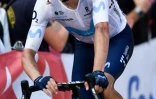 Le coureur de la Movistar, Enric Mas, fanchit la ligne d'arrivée de la 9e étape de la Vuelta le 28 août 2022 à Les Praeres