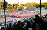 Quelque 4.000 spectateurs, pour la plupart d'origine portugaise, assistent à une corrida portugaise sans effusion de sang le 10 juillet 2022 à Turlock, dans le centre de la Californie