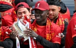 L'attaquant sénégalais Sadio Mané dans les rues de Liverpool pour célébrer le doublé Coupe/Coupe de la Ligue obtenu par les Reds le 29 mai 2022 à Liverpool