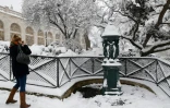 Une femme prend en photo une fontaine Wallace à Montmartre, le 7 février 2018