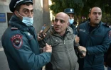 Des policiers arméniens interpellent à Erevan le 10 novembre 2020 un manifestant opposé à l'accord de fin des hostilités au Nagorny Karabakh
