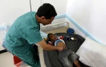 Un médecin yéménite examine un enfant soupçonné d'être infecté par le choléra à Sanaa, le 9 juin 2017