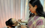 Séance de maquillage dans un salon de beauté de Kaboul, le 18 octobre 2021