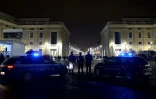 Des policiers et carabiniers sur la place Saint-Pierre à Rome le 7 décembre 2015, à la veille du Jubilé de la miséricorde