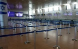 Une passagère enregistre ses bagages dans la salle des départs de l'aéroport international Ben Gourion près de Tel-Aviv, le 6 mai 2025