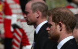 Le prince William, duc de Cambridge (g) et le prince Harry, duc de Sussex, suivent le cercueil de leur défunt grand-père, le prince Philip, duc d'Edimbourg, vers la chapelle Saint-George du château de Windsor, à l'ouest de Londres, le 17 avril 2021