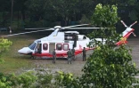 Des soldats népalais s'apprêtent à partir pour une nouvelle opération de sauvetage après la crue destructrice dans le nord du Népal, le 30 août 2026 à Trishuli, dans le district de Nuwakot
