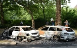 Des carcasses de voitures incendiées dans une rue de Hambourg, le 7 juillet