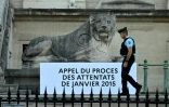 Un gendarme passe devant un panneau apposé devant le palais de justice de Paris, le 12 septembre 2022