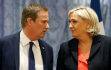 La présidente du FN Marine Le Pen (D), et le président de Debout la France, Nicolas Dupont-Aignan, lors d'une rencontre au siège du Front national, le 29 avril 2017