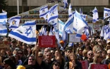 Des Israéliens rendent hommage à la famille Bibas, sur la "place des otages" à Tel-Aviv, le 26 février 2025