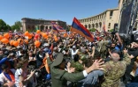 Des supporteurs de l'opposant Nikol Pachinian lors d'un rassemblement, le 1er mai 2018 à Erevan, en Arménie