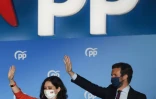 La candidate à la présidence de la région de Madrid, Isabel Diaz Ayuso (g) et le dirigeant du Parti populaire (PP), Pablo Casado, saluent leurs partisans après la victoire de leur parti aux élections régionales, le 4 mai 2021, à Madrid