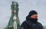 Le chef de l'Agence spatiale russe Dmitry Rogozin se tient, le 8 décembre 2021 au cosmodrome de Baïkonour au Kazakhstan, devant la fusée qui va envoyer dans l'espace le milliardaire japonais Yusaku Maezawa