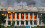 Le Singha Durbar, principal bâtiment administratif du gouvernement népalais, en flammes à Katmandou, le 9 septembre 2025