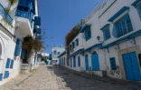Des boutiques fermées dans le village de Sidi Bou Said, près de Tunis le 20 avril 2020