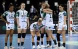 La déception des handballeuses hongroises de Gyor, triples tenantes du titre de la Ligue des Champions, après leur défaite en demi-finale face à Brest, à l'issue d'une séance de tirs au but (4-2, 23-23 a.p.), le 29 mai 2021 à Budapest