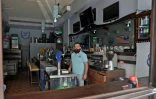 Ahmad el-Malla garde son bar ouvert malgré les coupures d'électricité, dans le quartier de Gemmayzé, à Beyrouth, le 20 août 2021