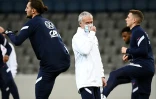 Le sélectionneur Didier Deschamps (c) assiste à l'entraînement des Bleus au stade Astana Arena de Noursoultan, au Kazakhstan, le 27 mars 2021