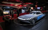 Des visiteurs prennent en photo une voiture électrique solaire au Mondial de l'automobile à Paris le 04 octobre 2018 