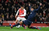 Le milieu du PSG Grzegorz Krychowiak (d) en faute face au milieu d'Arsenal Alexis Sanchez en Ligue des champions Ă l'Emirates Stadium, le 23 novembre 2016