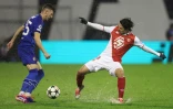 Le milieu japonais de Monaco Takumi Minamino (d) devant le milieu du Dinamo Zagreb Petar Sucic en Ligue des champions, le 2 octobre 2024 à Zagreb 