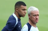 L'attaquant français Kylian Mbappé (gauche) et le sélectionneur de l'équipe de France Didier Deschamps, le 27 juin 2024 à Paderborn, en Allemagne