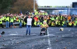 Des "gilets jaunes" font face à la police anti-émeute alors qu'ils bloquent l'autoroute A10 à Virsac, près de Bordeaux, le 18 novembre 2018, lors d'une deuxième journée de manifestations contre la hausse des prix du carburant
