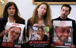 Des proches d'otages du Hamas dans la bande de Gaza montrent les  photos de Noam Avigdori, Tamar et Elia Toldano, à l'Assemblée nationale,   à Paris, en France, le 31 octobre 2023
