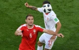 Le Serbe Branislav Ivanovic devance le Suisse Ricardo Rodriguez pour l'entrée de la Serbie dans le Mondial russe, le 22 juin 2018 à Kaliningrad