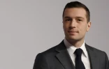 Le président du Rassemblement national (RN), Jordan Bardella, pose avant de prononcer un discours, à Paris, le 24 juin 2024