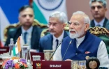 Photographie prise et diffusée le 13 septembre 2026 par le Bureau d'information de presse indien (PIB) montrant le Premier ministre indien Narendra Modi (C) en train de s'exprimer lors du sommet des Brics à New Delhi