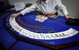 Une apprentie croupier lors d'une session d'entraînement à l'école "All'In Casino Experts" à Saint-Cloud, le 26 mars 2026