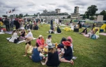 Des spectateurs du Prix de Diane pique-niquent sur la pelouse de l'hippodrome de Chantilly, le 17 juin 2018