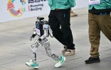 Un robot participe au semi-marathon des robots humanoïdes à Pékin, le 19 avril 2025