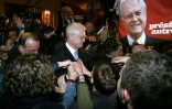 Lionel Jospin quitte son QG de campagne, le 21 avril 2002 Ă Paris