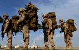 Des Marines s'apprĂŞtent Ă embarquer dans un avion, dans la base de Lashkar Gah, en Afghanistan, le 27 octobre 2014