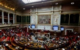 Dans l'hémicycle, le ministre de l'Industrie Roland Lescure a défendu une fusion visant à créer une entité "plus puissante, plus transparente, plus fluide et plus indépendante", sans convaincre les oppositions