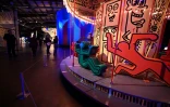 Un manège de Keith Haring lors de l'exposition "Luna Luna" à Los Angeles, le 22 décembre 2023 en Calfironie
