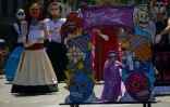Des personnes participent à la parade de la Fête des Morts, à Mexico au Mexique, le 31 octobre 2021