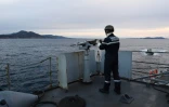 Un soldat de la Marine nationale tient une mitrailleuse lors d'un exercice à bord du Jacoubet, un Aviso équipé de 90 marins, en mission en Méditerranée le 10 janvier 2017 