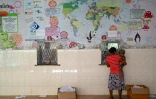 Une femme, son enfant dans les bras, attend des médicaments à la pharmacie de l'hôpital public pour enfants Lady Ridgeway, le 21 avril 2022 à Colombo, au Sri Lanka
